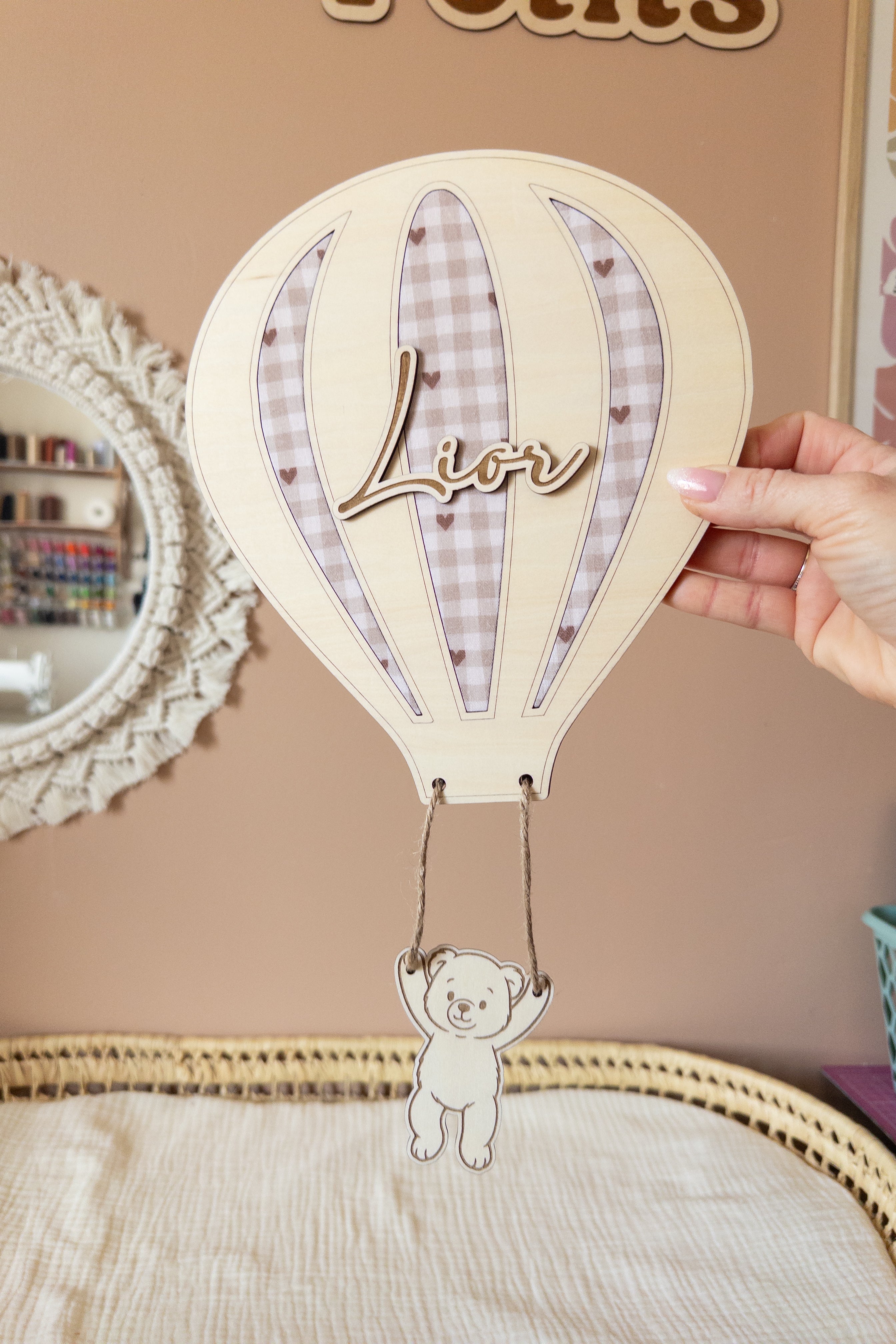 ☁️ Montgolfière “Dans les nuages” – Décoration de chambre enfant personnalisable