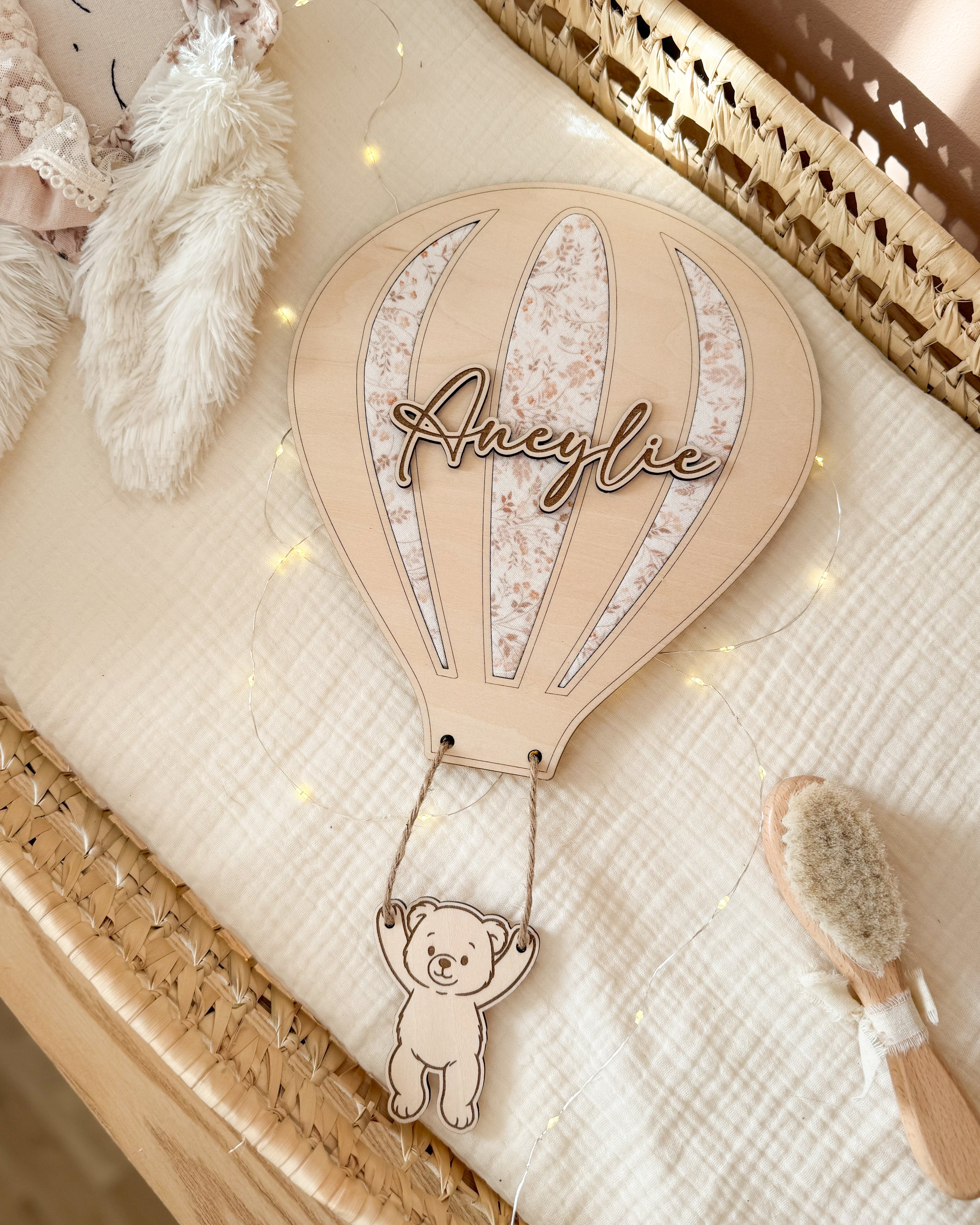 ☁️ Montgolfière “Dans les nuages” – Décoration de chambre enfant personnalisable